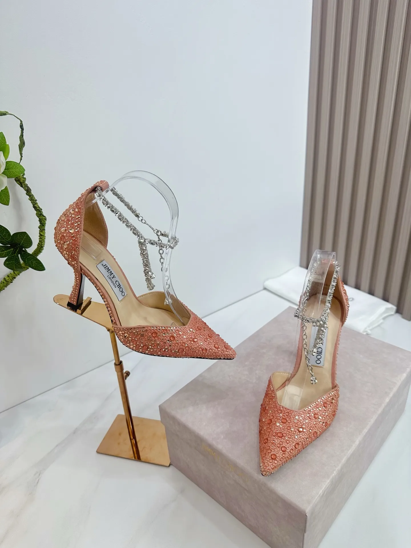 👟👟Ex-factory price 820👟👟 JIMMY CHOO (Jimmy CHOO) 💝💝💝 is a very comprehensive noble fashion lifestyle brand, with a series of women's high-heeled, medium-heeled, flat-heeled sandals with the same strap from major fashion bloggers and celebrities in Hong Kong and the United States.  The Australian pointed toe, round toe and square toe series are simply beautiful. Fall in love with elegance and playful sense of the future. Just by looking at them, you want to own them immediately, but you can really think about a pair of exquisite high heels~~~~~~~~~~~~~~~~~ 💝This series is specially designed for extraordinary and indifferent ladies, thus creating a unique overall effect, Jimmy Choo Design products that inspire women to move forward and show their charm💝💝💝 1⃣️Material: Imported silk hot diamond 2⃣️Inner: Imported Italian lambskin, super soft and delicate 3⃣️Outsole: Imported Italian original original color genuine leather injection molded outsole Heel height 8.5 4⃣️Code number: 35 to 39 (34.40.41.42. Customized)